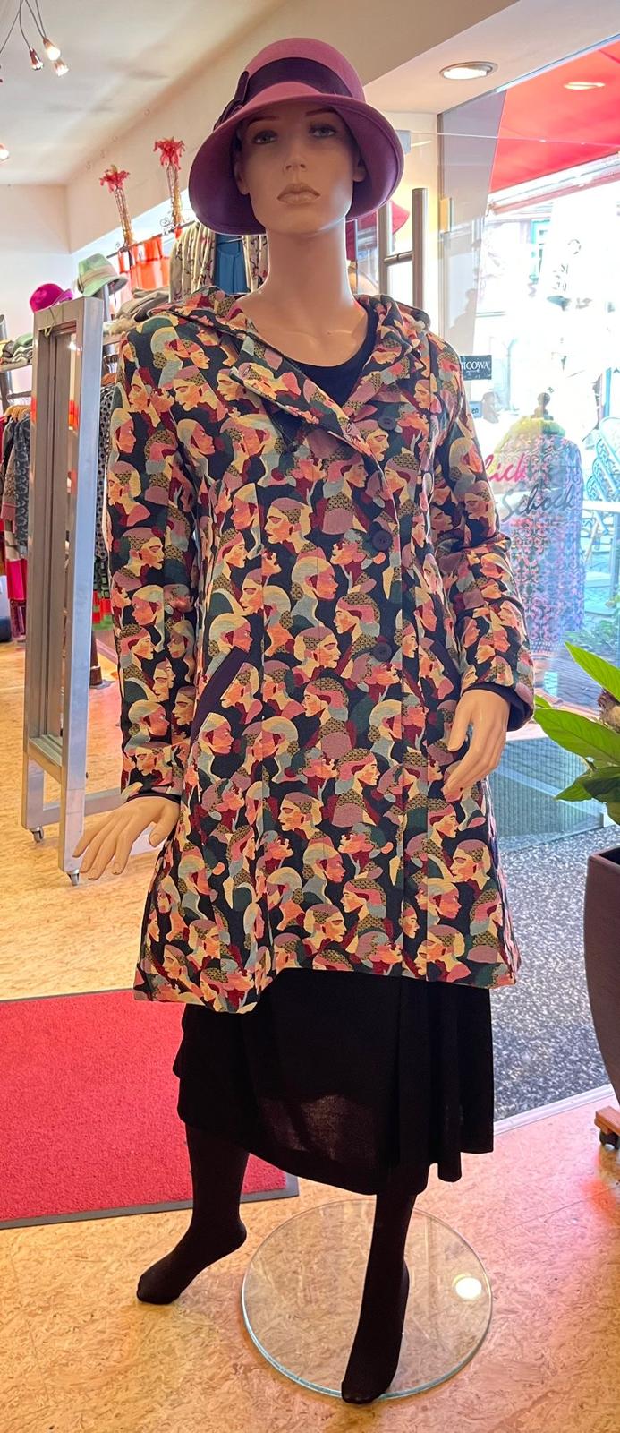 DU MILDE Mantel Model Windy Wallis Woman ahead