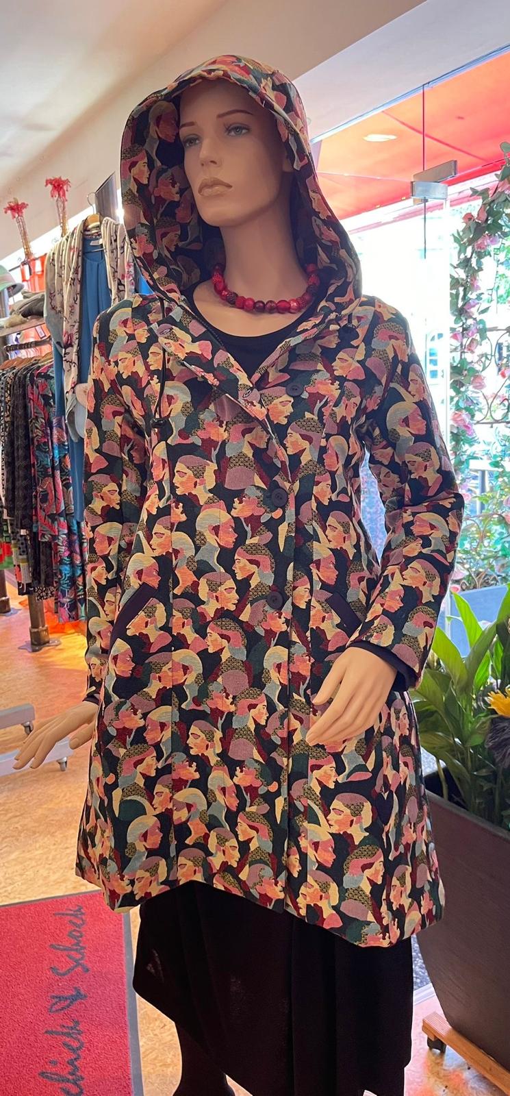 DU MILDE Mantel Model Windy Wallis Woman ahead