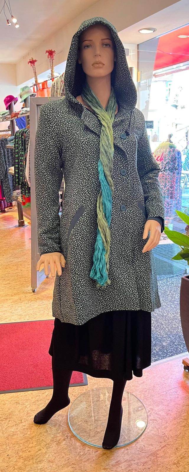 DU MILDE Mantel Model Windy Wallis Woman ahead